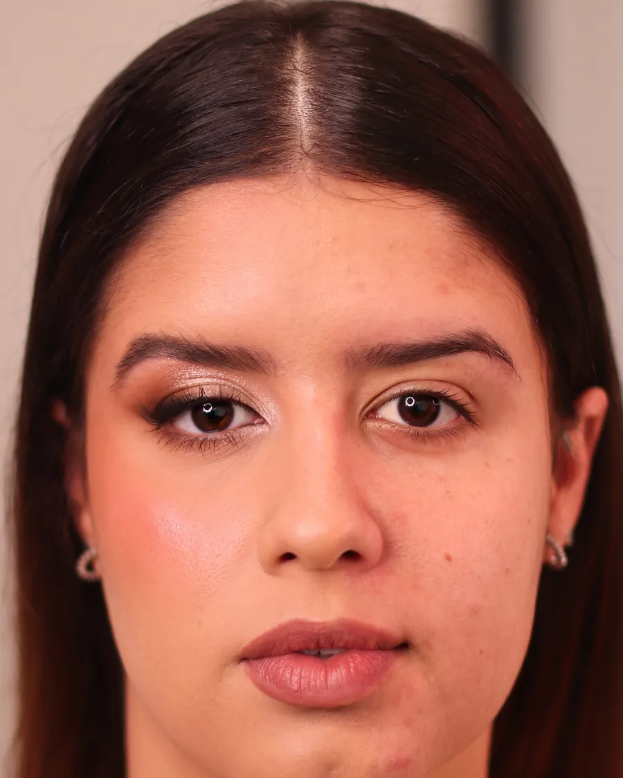 Modelo de olhos caídos: metade do rosto maquiada com o método, metade sem maquiagem