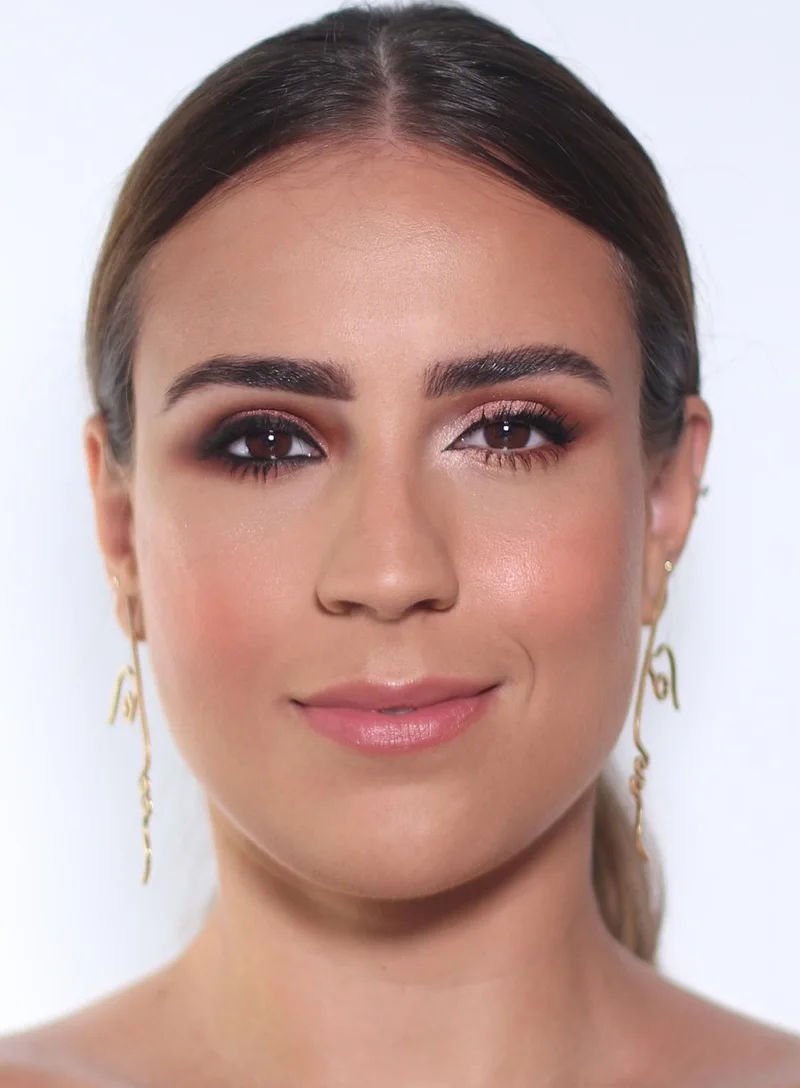 Metade do rosto com uma make que não valoriza e metade com uma make que valoriza